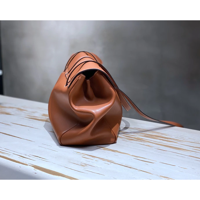 Leather Shoulder Tote – Smooth Calfskin Travel Handbag with Lock Closure