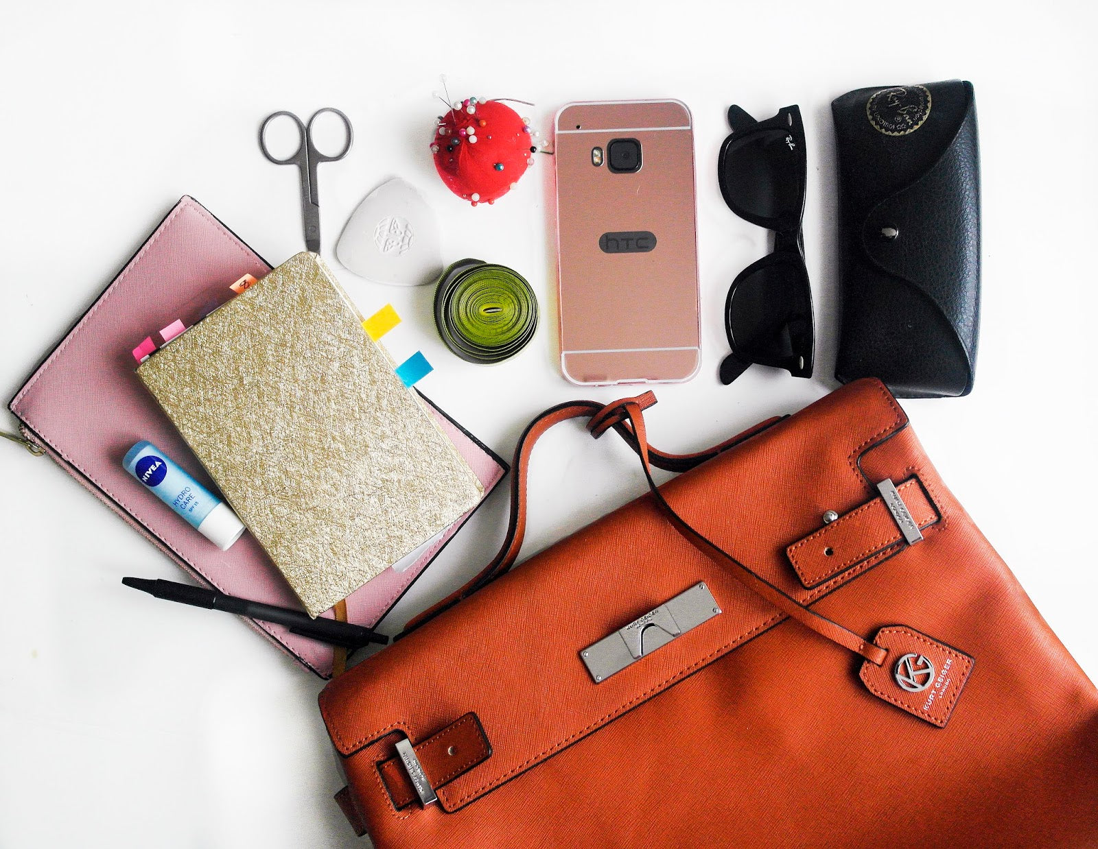 9 Things Every Woman Should Carry in Her Handbag