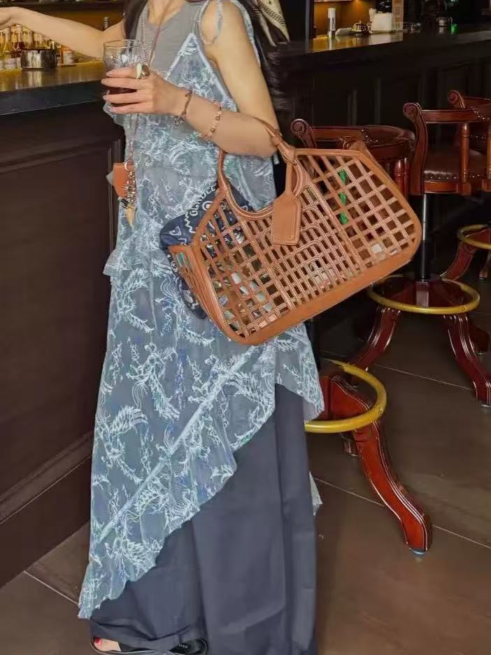 Structured Lattice Tote Bag – Modern Open-Weave Design